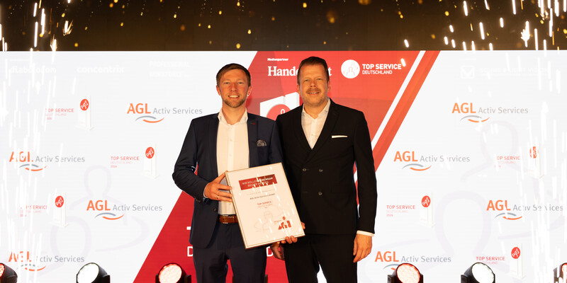 Tim Tiedemann und Bastian Toch von AGL Activ Services bei der Preisverleihung TOP SERVICE Deutschland, Tiedemann hält die Auszeichnung in der Hand